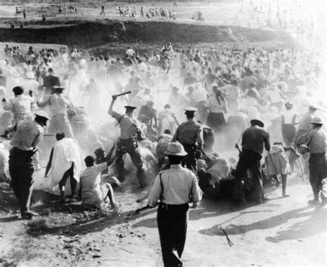  Sharpeville 학살 사건: 인종 차별의 잔인함과 아파르트헤이트 제도에 맞선 용감한 저항